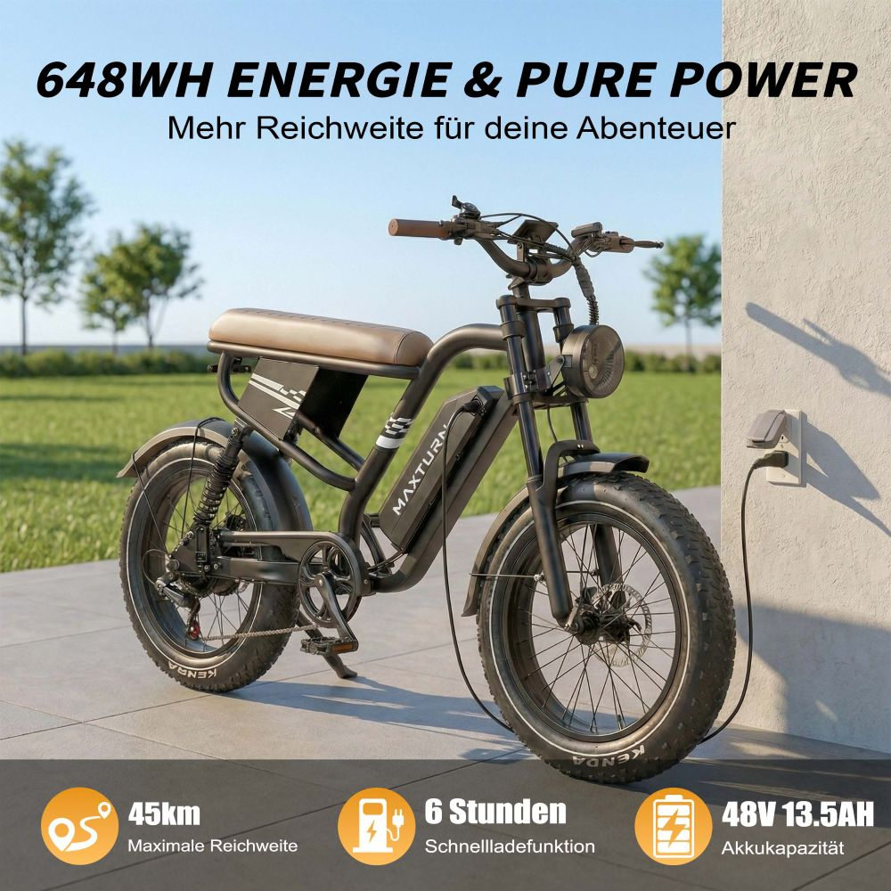 E-bike nera con gomma larga in carica. 648WH, 45km autonomia, carica 6h, 48V 13.5AH.