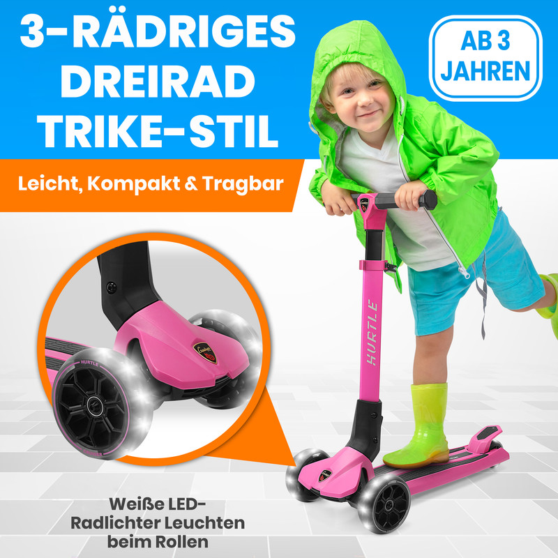 Ein Kind in grüner Jacke und blauen Shorts fährt einen rosafarbenen Dreirad-Scooter mit leuchtenden Rädern.