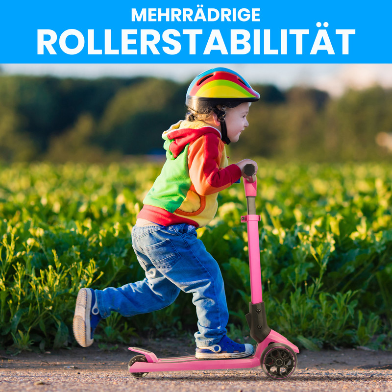 Ein Kind mit buntem Helm fährt einen rosa Roller durch ein Feld.