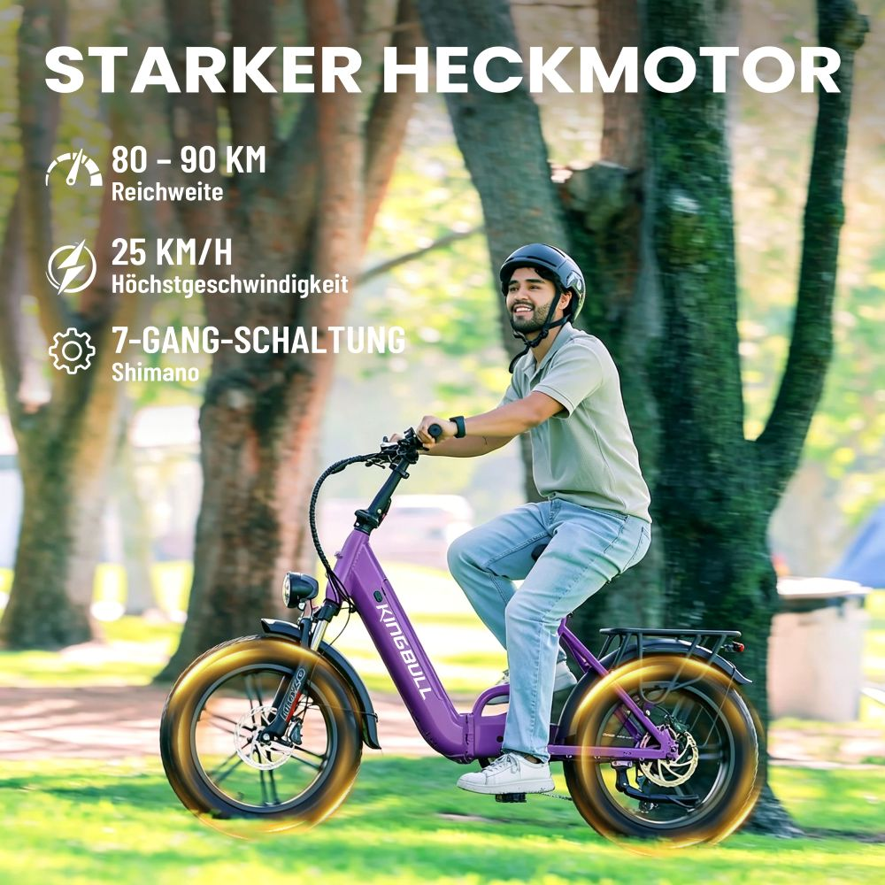 Uomo guida e-bike viola in parco con testo su motore, autonomia, velocità e marce.