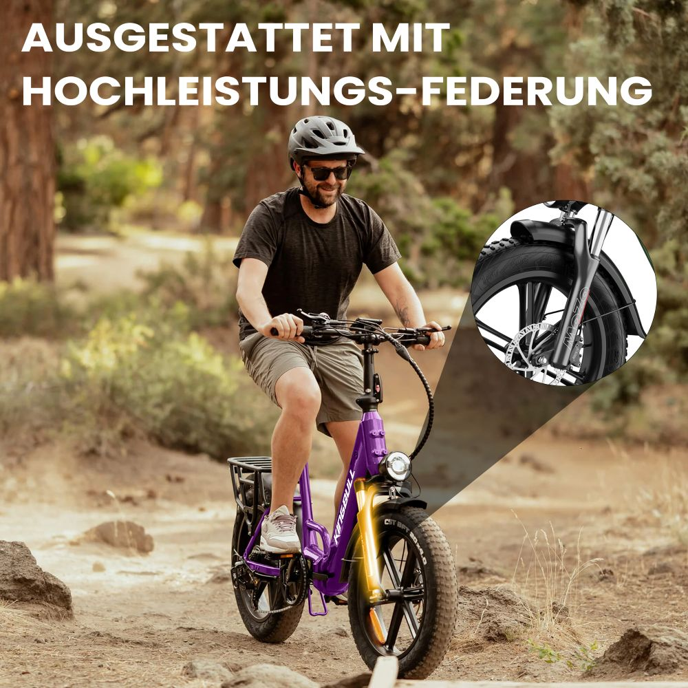 Uomo guida e-bike viola con pneumatici larghi su sentiero sterrato. Primo piano sospensioni.