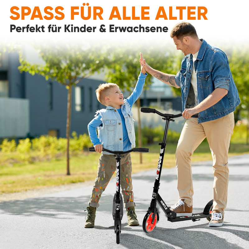 Mann und Junge geben sich auf Rollern einen High Five.