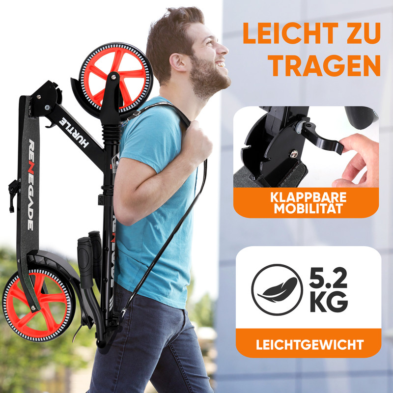 Mann trägt zusammenklappbaren Roller auf dem Rücken. Leicht zu tragen.