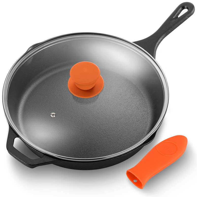 Eine schwarze Gusseisenpfanne mit Glasdeckel und orangefarbenem Griffschutz.