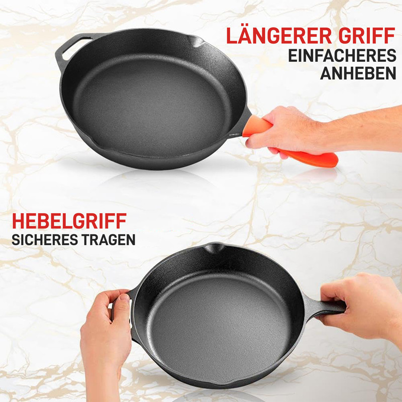 Eine Hand hält eine Gusseisenpfanne mit einem orangefarbenen Griff.
