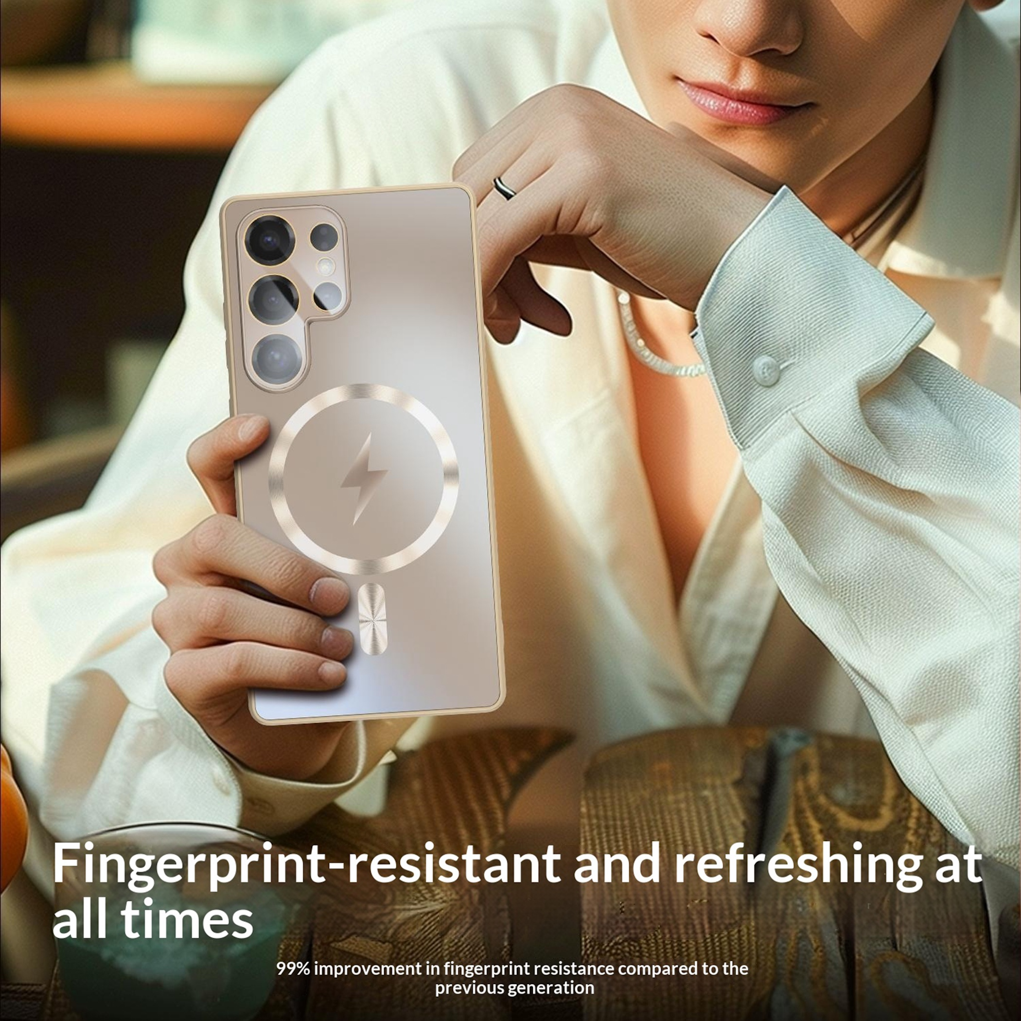 Eine Person hält eine transparente Handyhülle mit magnetischem Ladekreis an einem Handy.
