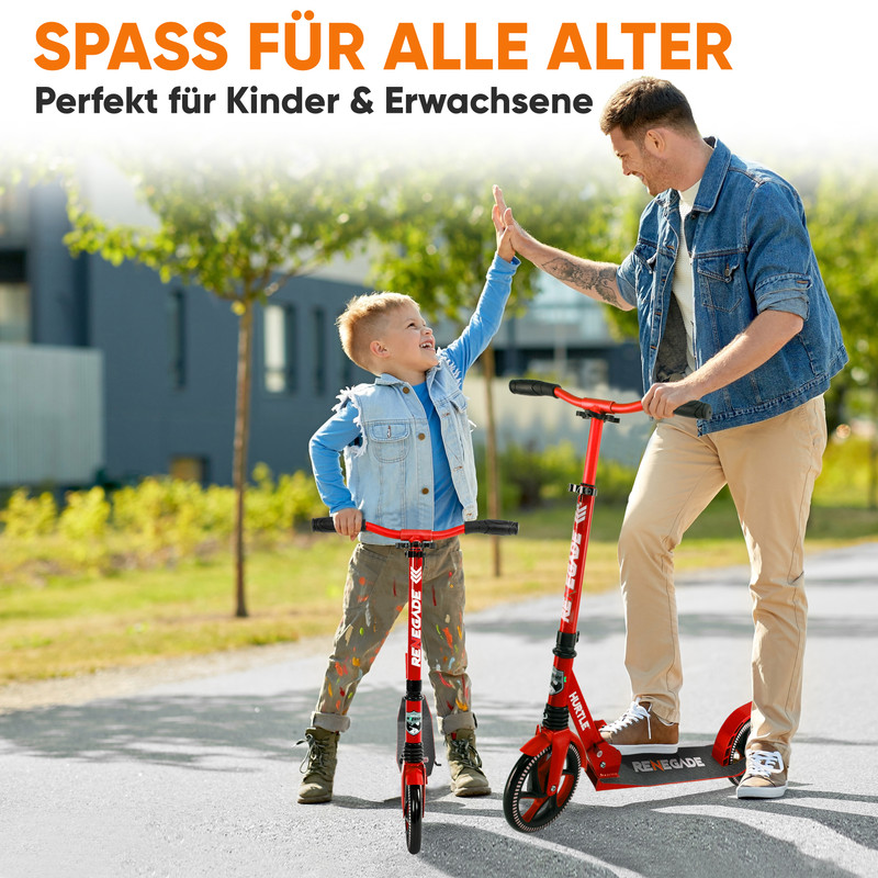 Mann und Kind geben sich High Five, stehen auf roten Rollern. Spaß für alle.
