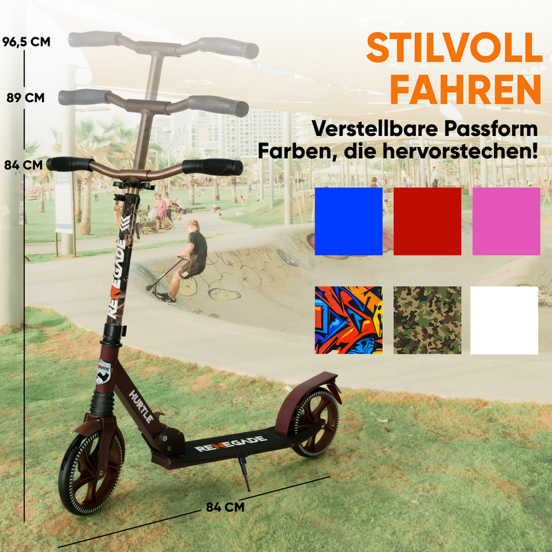 Ein brauner Roller mit Aufklebern steht auf Gras. Farb- und Musteroptionen sind daneben.