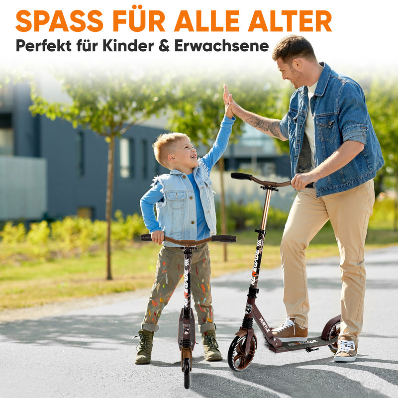 Mann und Kind geben sich einen High Five, beide stehen auf Rollern.