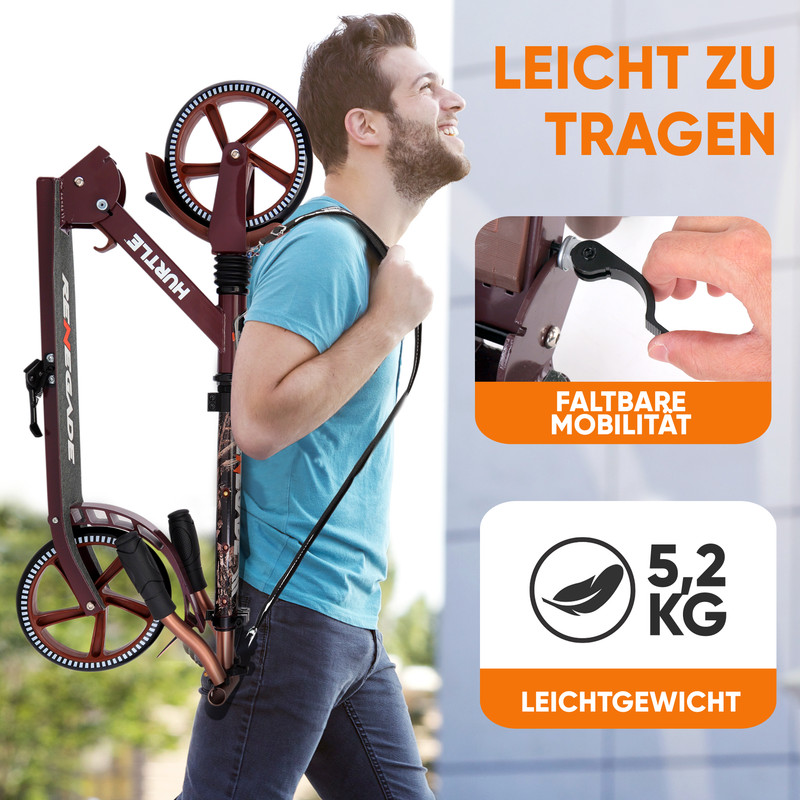 Mann trägt einen zusammenklappbaren Roller, der mit einem Riemen über der Schulter befestigt ist.