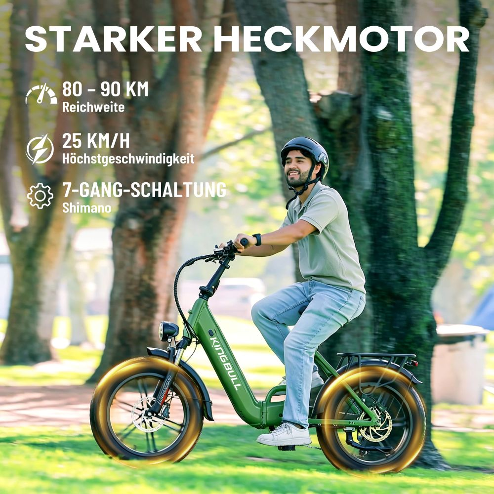 Uomo in bici elettrica verde con gomme larghe e casco in un parco.