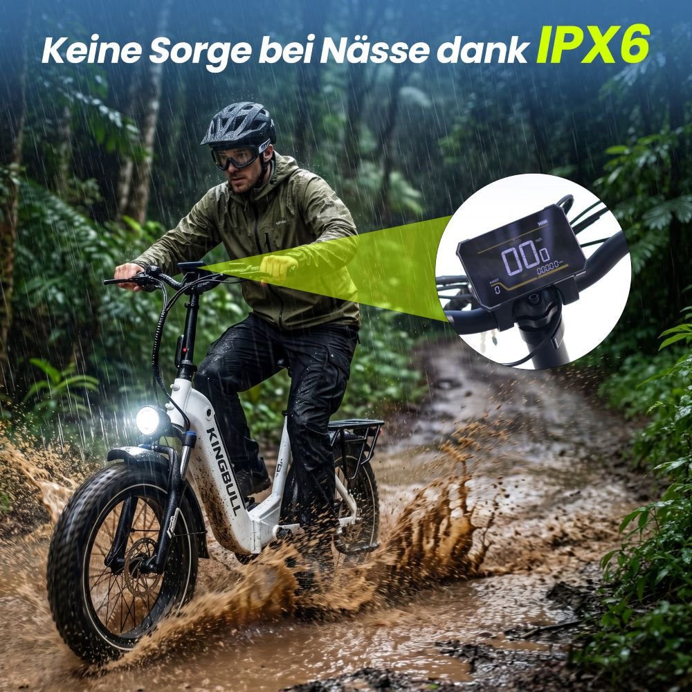 Uomo in e-bike tra fango e pioggia, con protezione IPX6.
