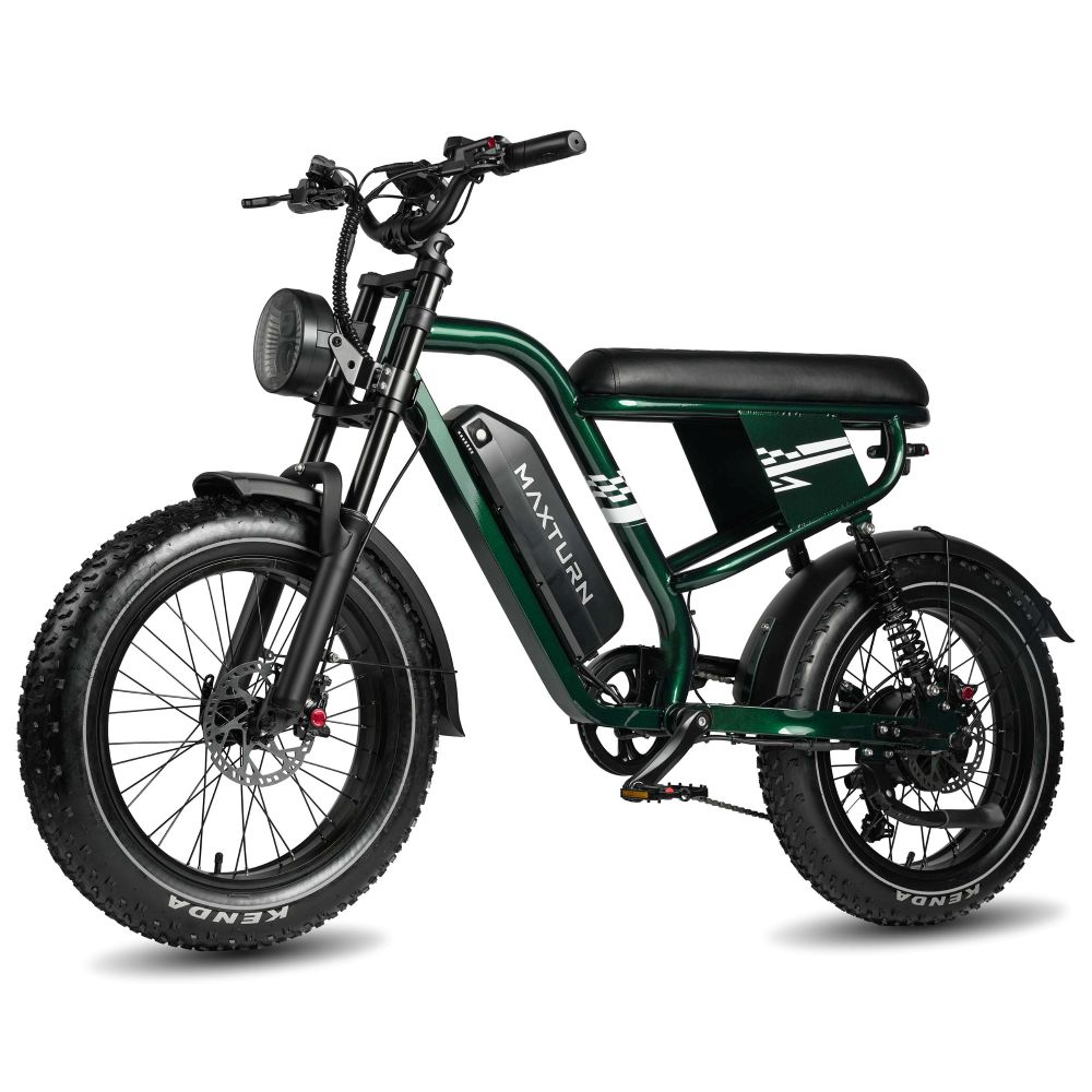 Una bici elettrica verde con pneumatici larghi, sella nera e faro rotondo.
