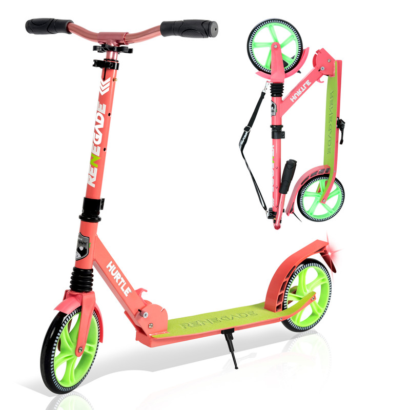 Ein rosafarbener Roller mit grünen Rädern und Trittbrett, auf weißem Hintergrund.