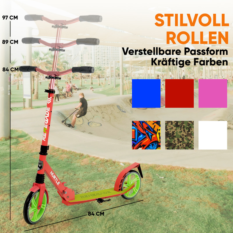 Ein roter Roller mit grünen Rädern steht im Gras. Ein Junge fährt im Hintergrund.