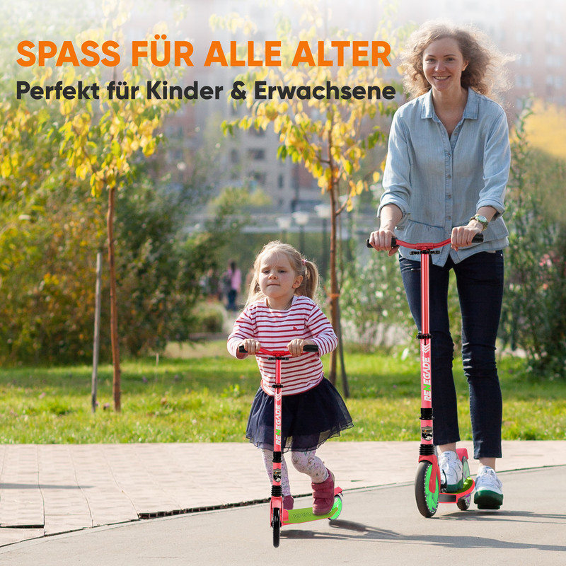 Eine Frau und ein kleines Mädchen fahren Roller im Park.