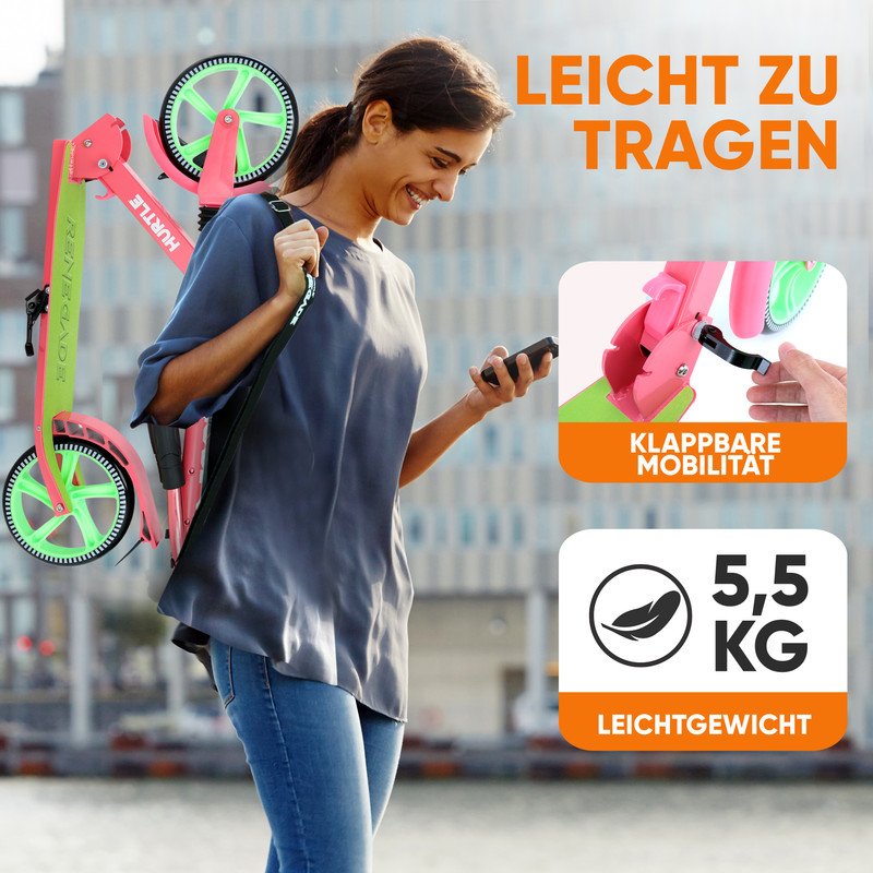 Frau trägt Roller mit Handy in der Hand. Klappbar, 5,5 kg.