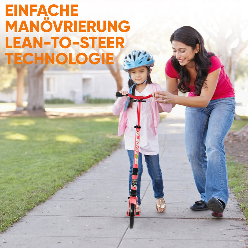 Ein Mädchen auf einem roten Roller mit Helm, eine Frau hilft ihr.
