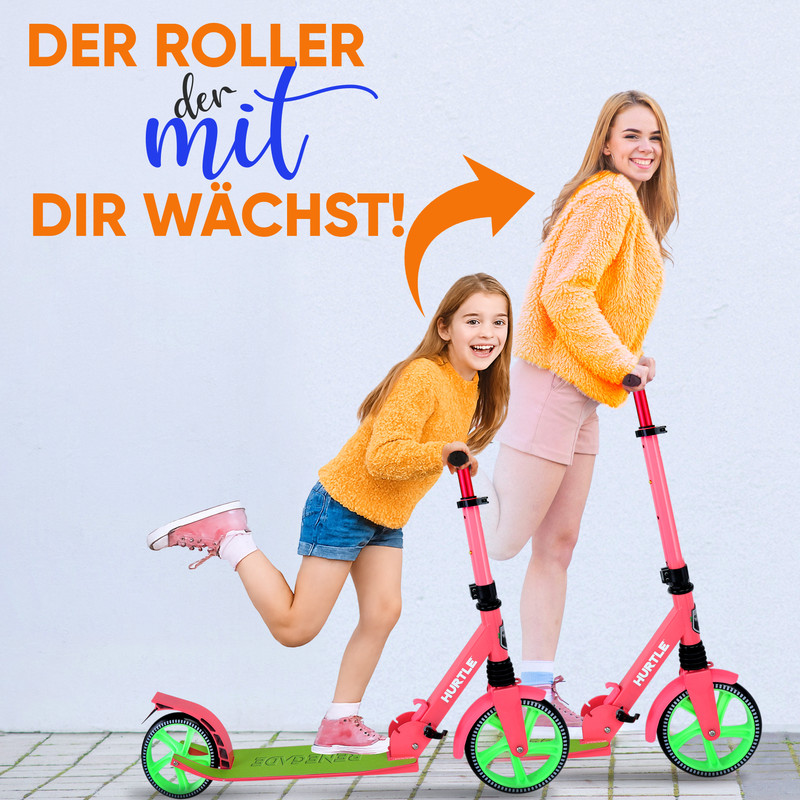 Zwei Mädchen auf pinken Rollern mit grünen Rädern, die lächeln.