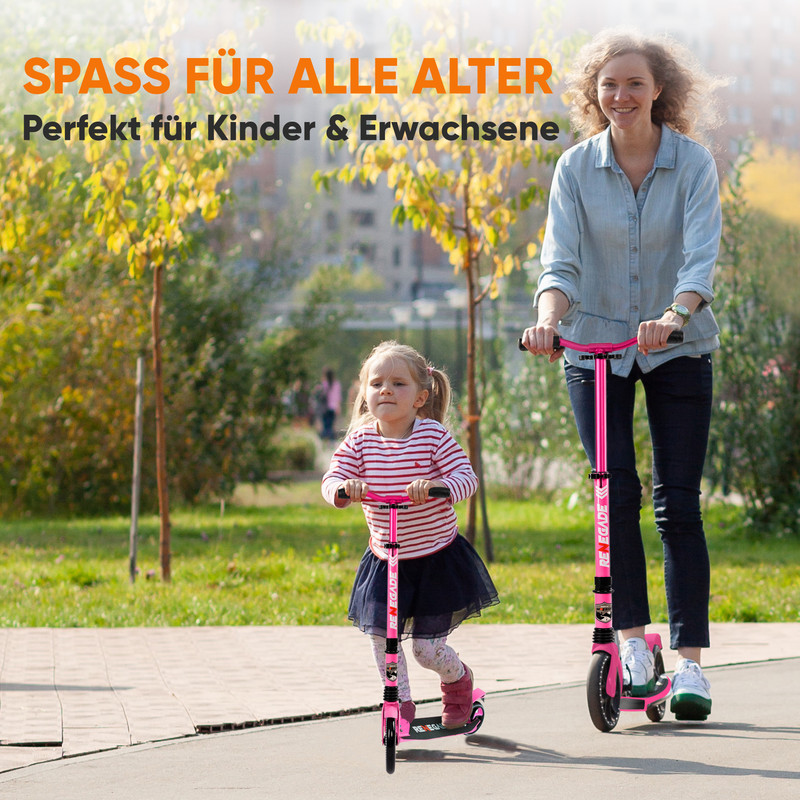 Frau und Kind fahren pinke Roller im Freien, mit Bäumen und Park im Hintergrund.