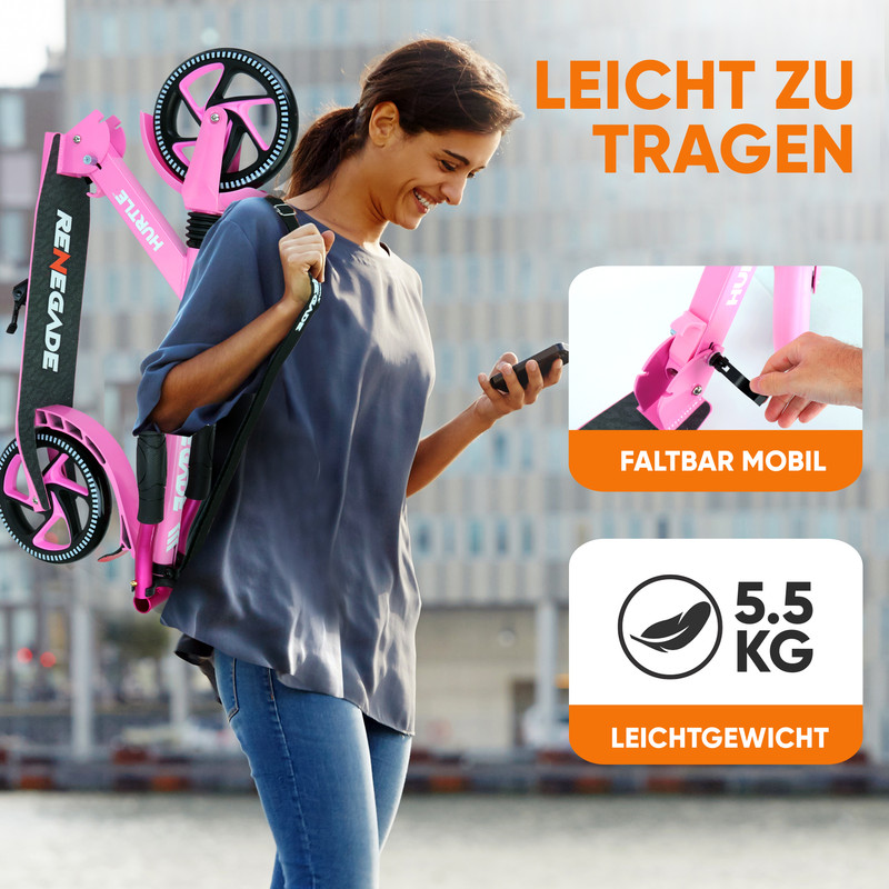 Eine Frau trägt einen rosafarbenen Roller, der leicht zu tragen und faltbar ist.