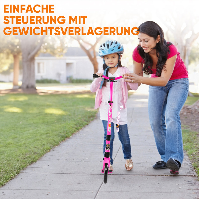 Mutter hilft Tochter auf pinkem Roller mit Helm auf einem Gehweg.