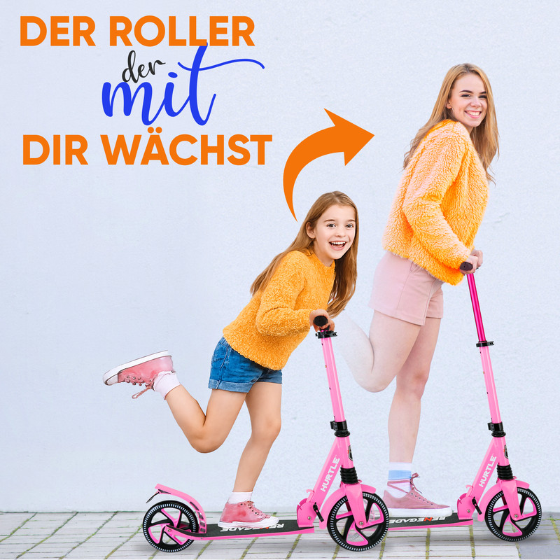 Zwei Mädchen auf pinken Rollern vor weißem Hintergrund, eines kleiner, eines größer.
