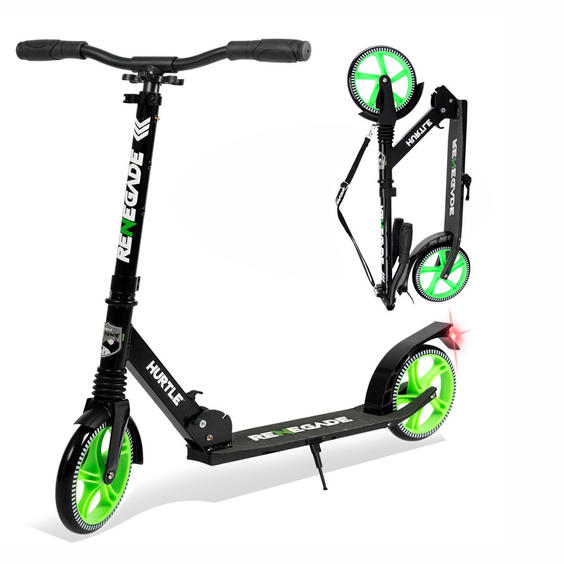 Schwarzer Roller mit grünen Rädern, zusammengeklappt und aufrecht.