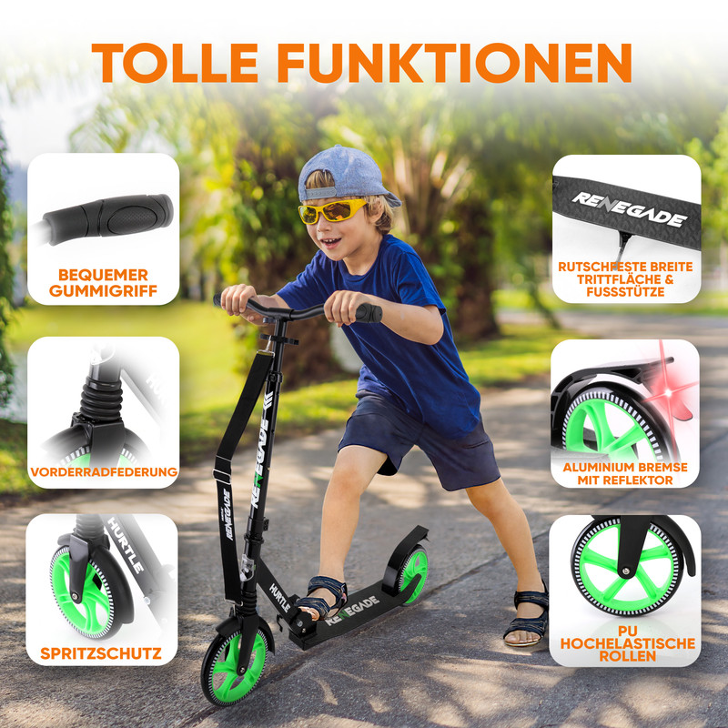Junge fährt einen schwarzen Roller mit grünen Rädern, umgeben von Features.