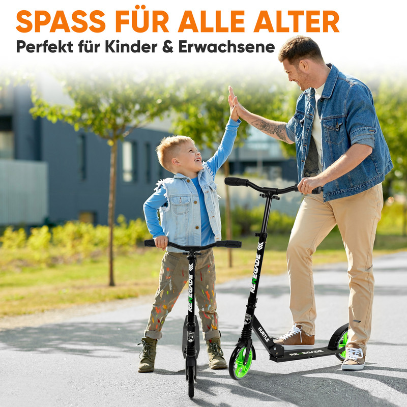 Ein Mann und ein Kind geben sich auf Rollern einen High-Five im Freien.