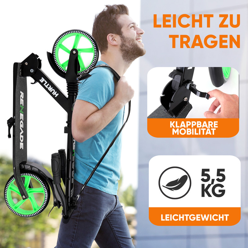 Mann trägt klappbaren Roller mit grünen Rädern über der Schulter.