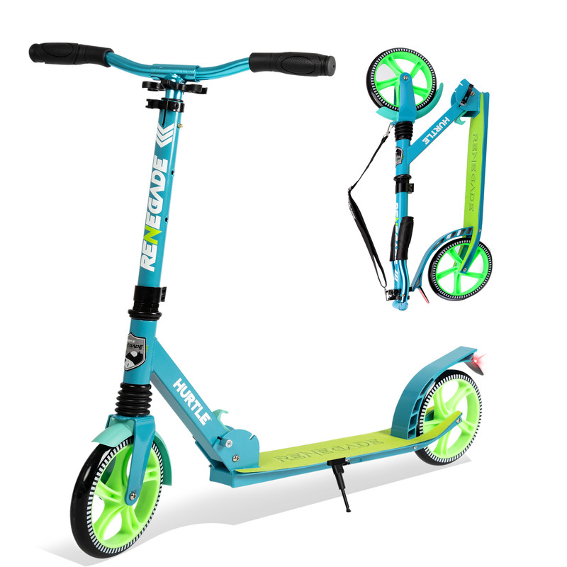 Ein blauer Roller mit grünen Rädern und Trittbrett steht auf einem Ständer.