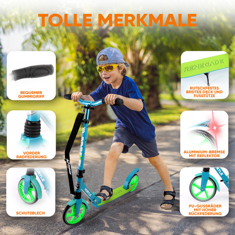 Junge fährt einen türkisfarbenen Roller mit grünen Rädern auf einem Weg.