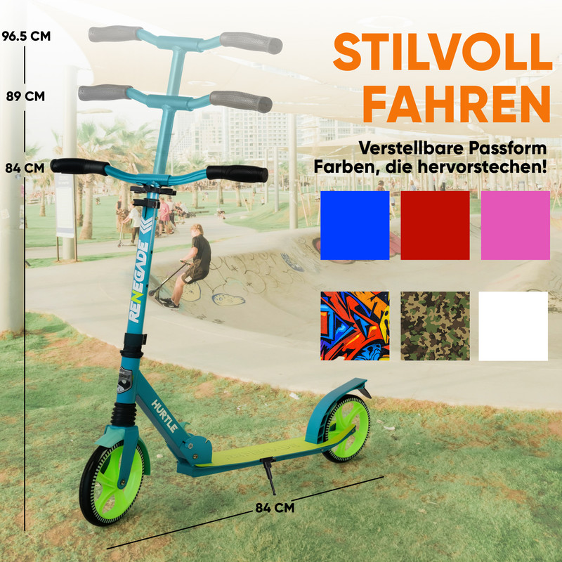 Ein türkiser Roller mit grünen Rädern steht im Skatepark. Farboptionen sind zu sehen.