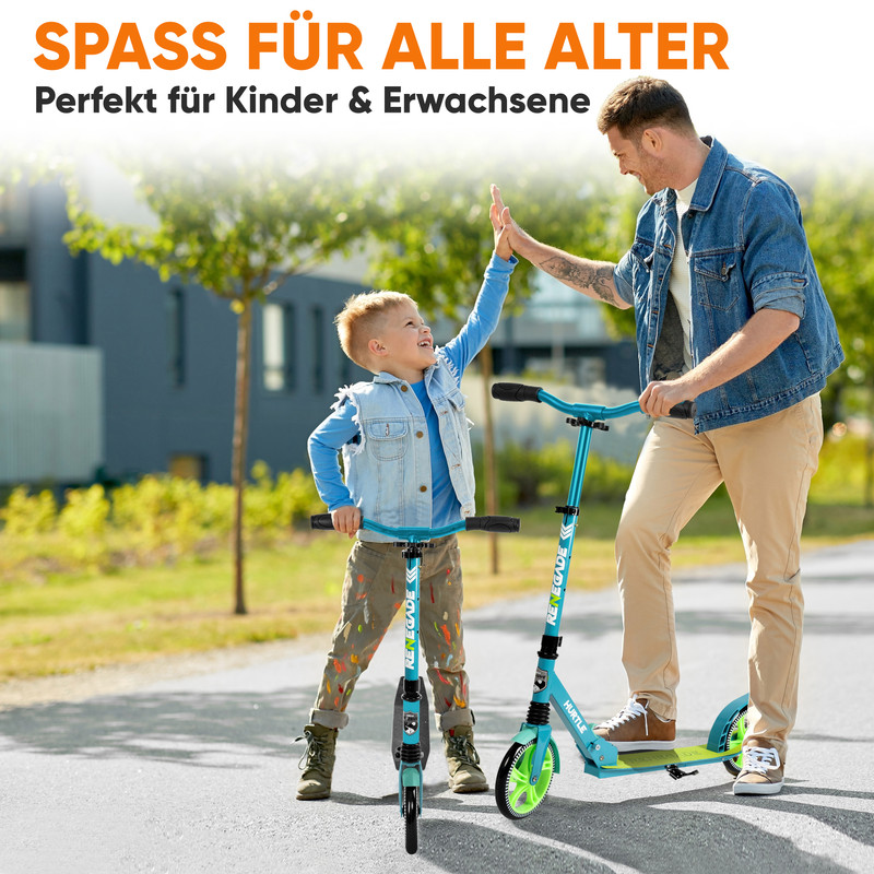 Mann und Junge geben sich High-Five, beide stehen auf blauen Rollern.