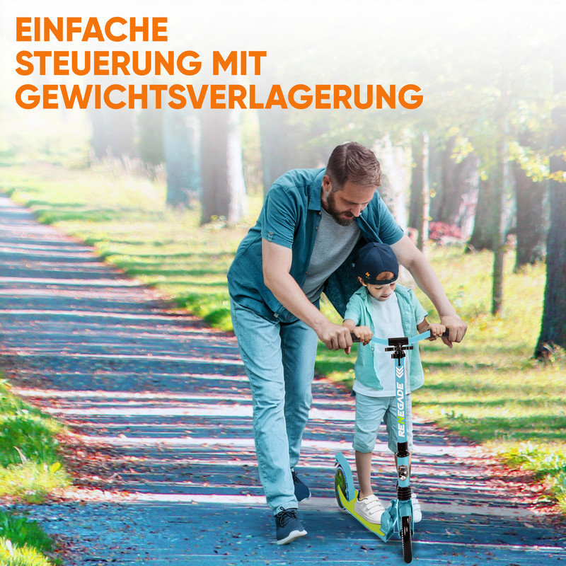 Mann hilft Kind auf Roller auf einem Weg durch Bäume.