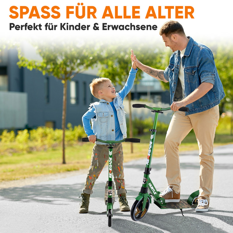 Vater und Sohn geben sich einen High Five und stehen auf grünen Rollern.