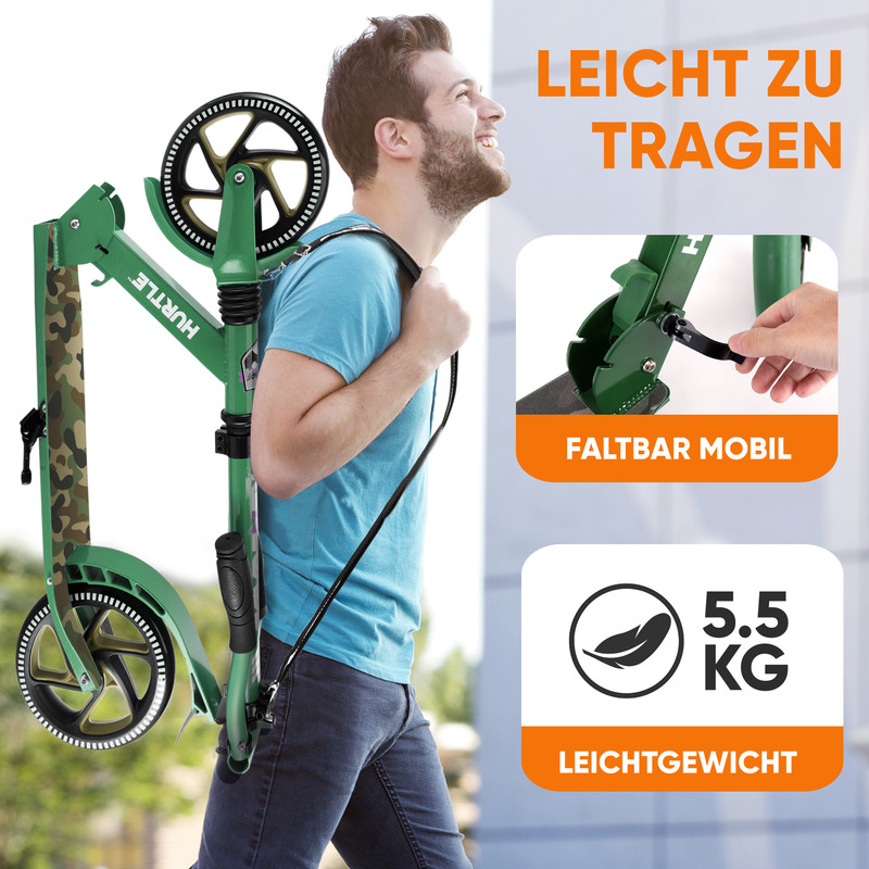 Mann trägt einen grünen faltbaren Roller mit Camouflage-Details. Text: Leicht zu tragen.