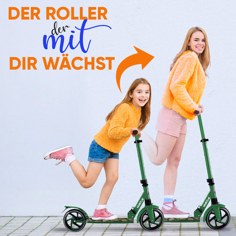 Zwei Mädchen auf Rollern, ein älteres und ein jüngeres, beide lächelnd.