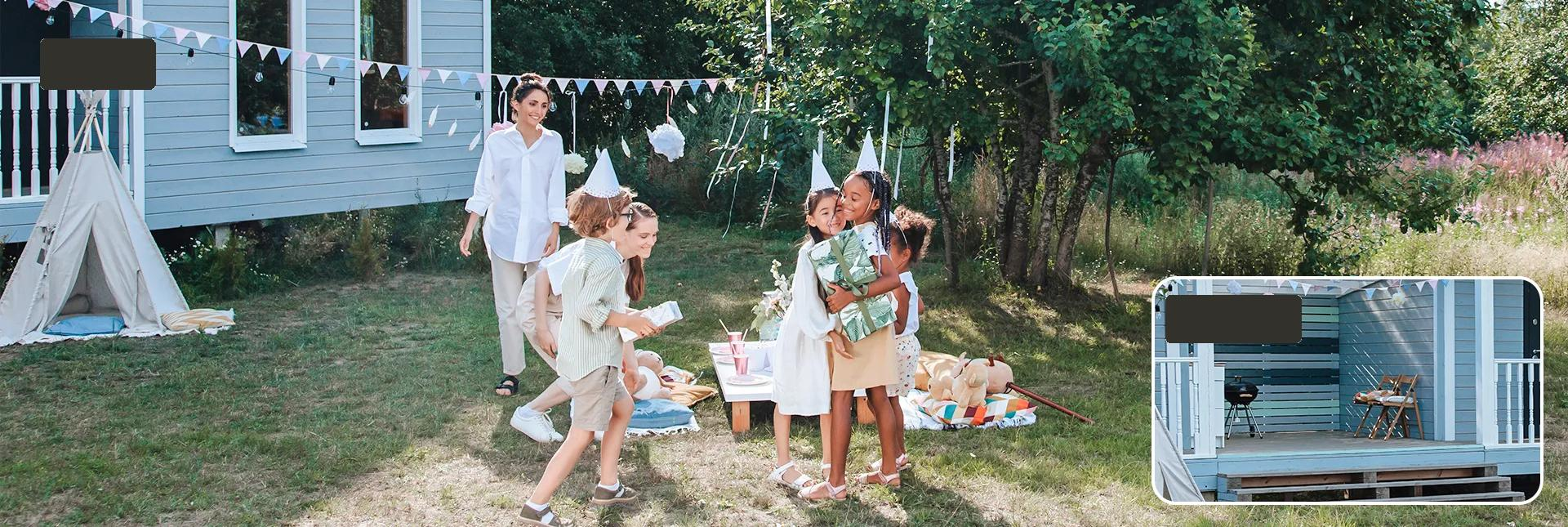 Kinder feiern Geburtstag im Freien mit Geschenken und Dekorationen.