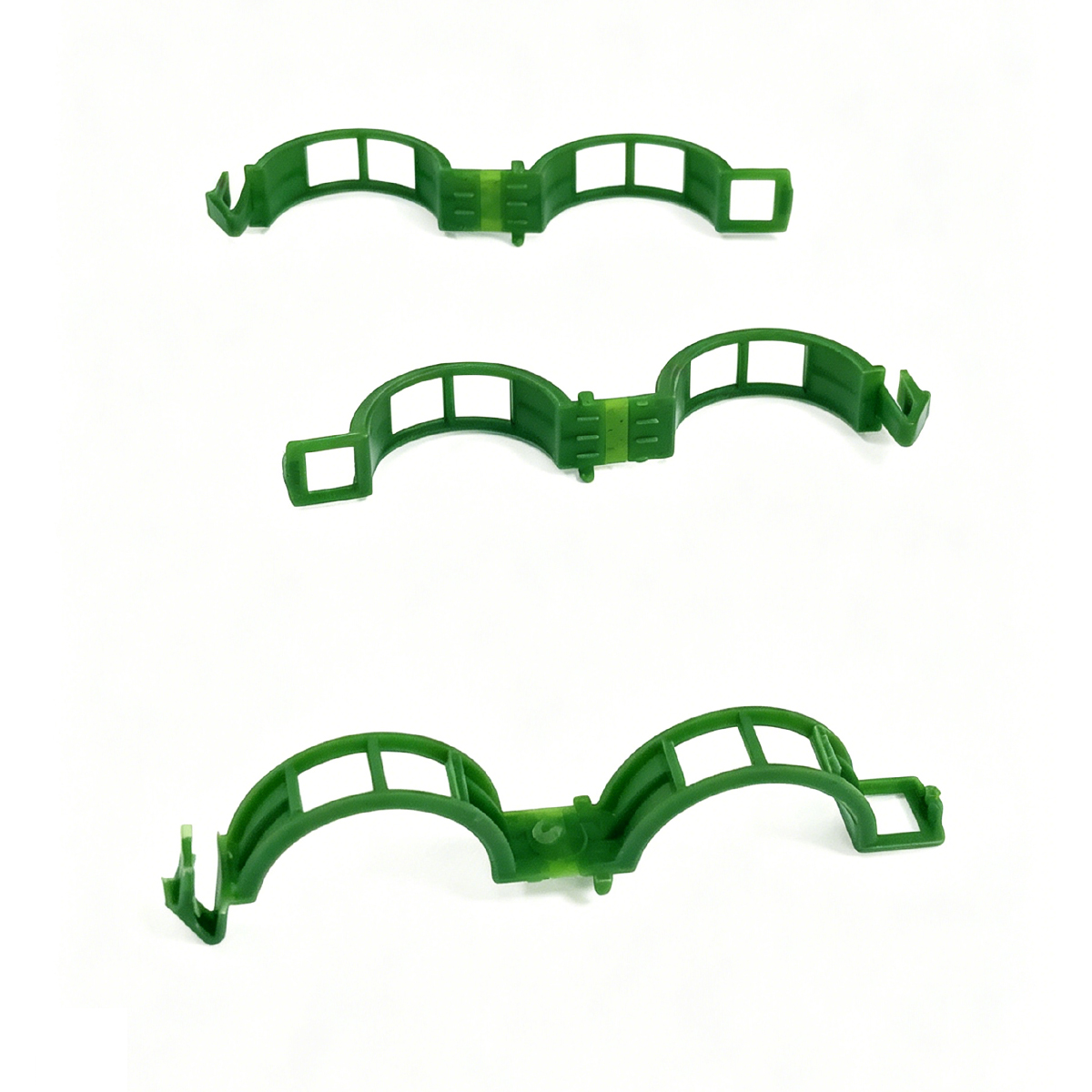 Drei grüne Pflanzenclips auf weißem Hintergrund.