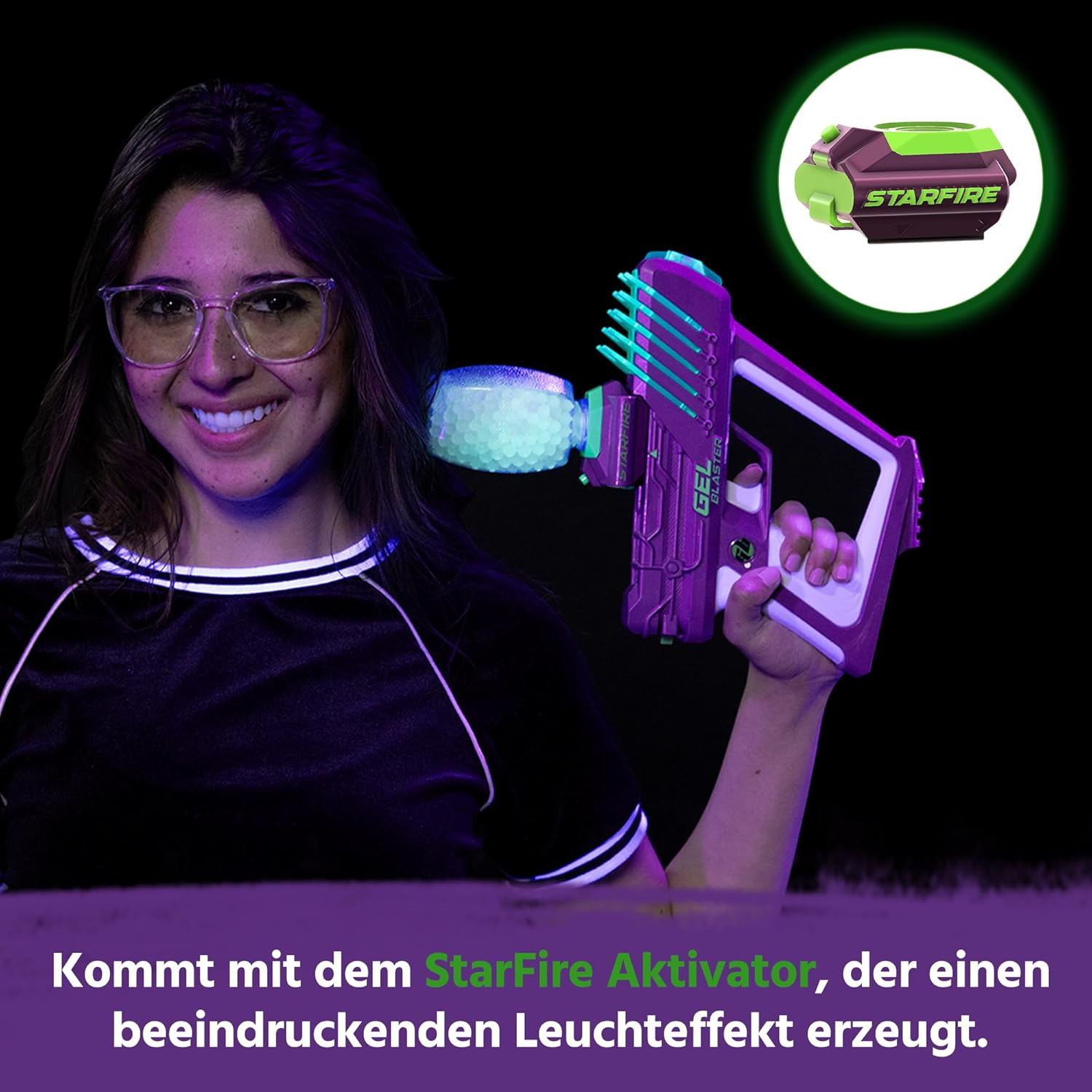Frau mit Brille hält lila&grünen Starfire Gel Blaster mit leuchtendem Munitionsbehälter.