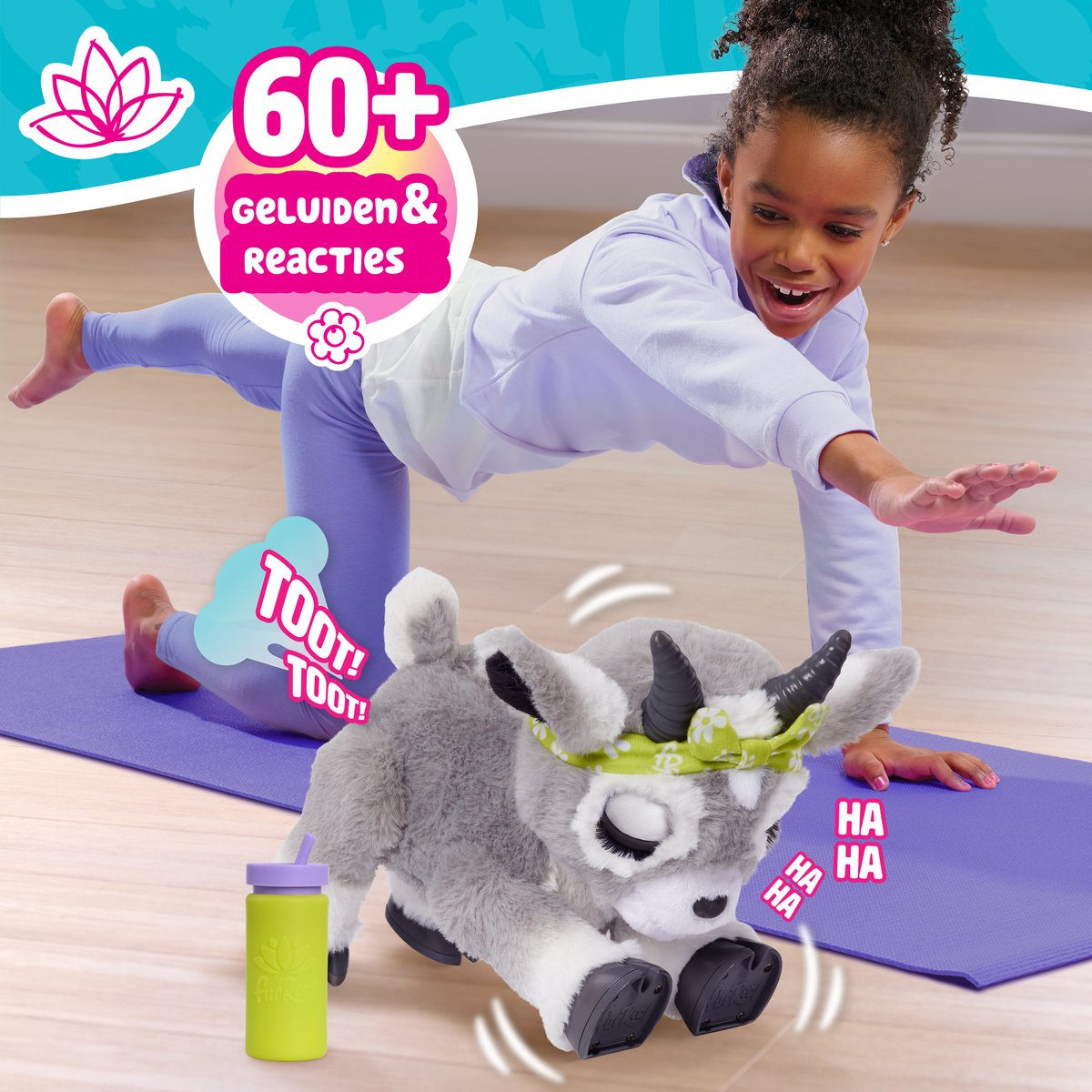Una niña hace yoga junto a un juguete de cabra de peluche que hace ruidos de pedos.