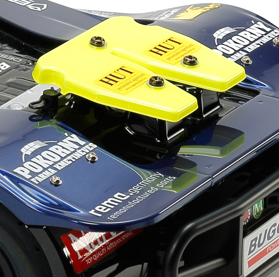 Blauer RC-Autokörper mit gelben Akzenten. Enthält Logos wie HUT und POKORNY.