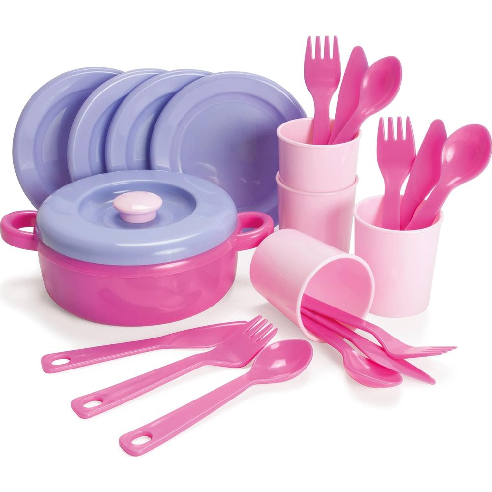 Ein pink-violettes Spielzeug-Essgeschirr mit Tellern, Bechern, Besteck und einem Topf.