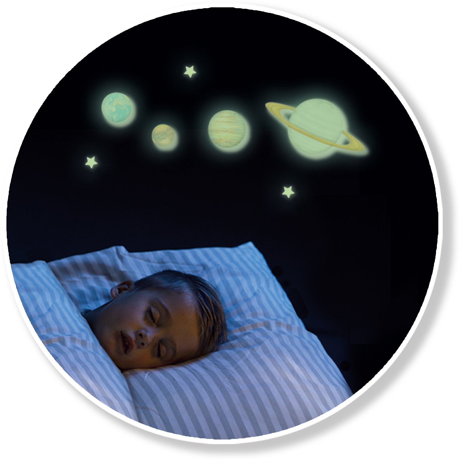 Ein kleiner Junge schläft im Bett, umgeben von leuchtenden Planeten und Sternen.