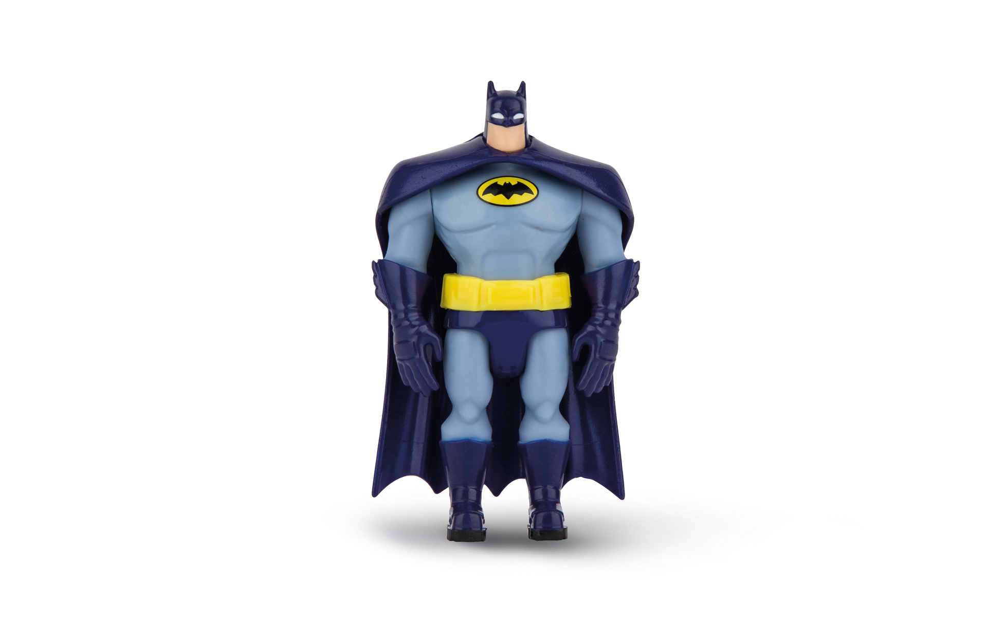 Eine stehende Batman-Figur mit blauem Anzug, gelbem Gürtel und dunklem Umhang.