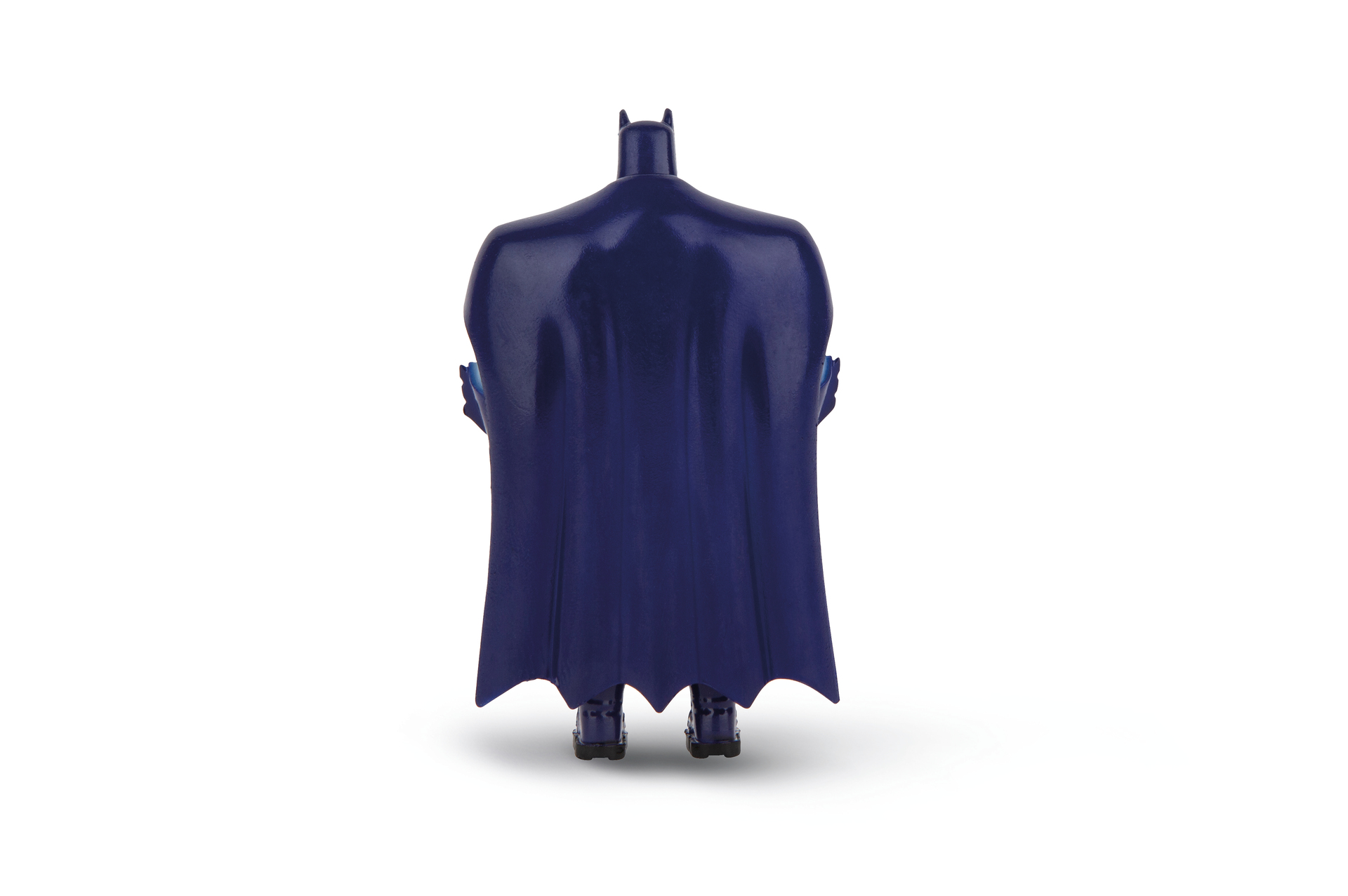 Rückansicht einer dunkelblauen Batman-Figur mit Cape und Kapuze.