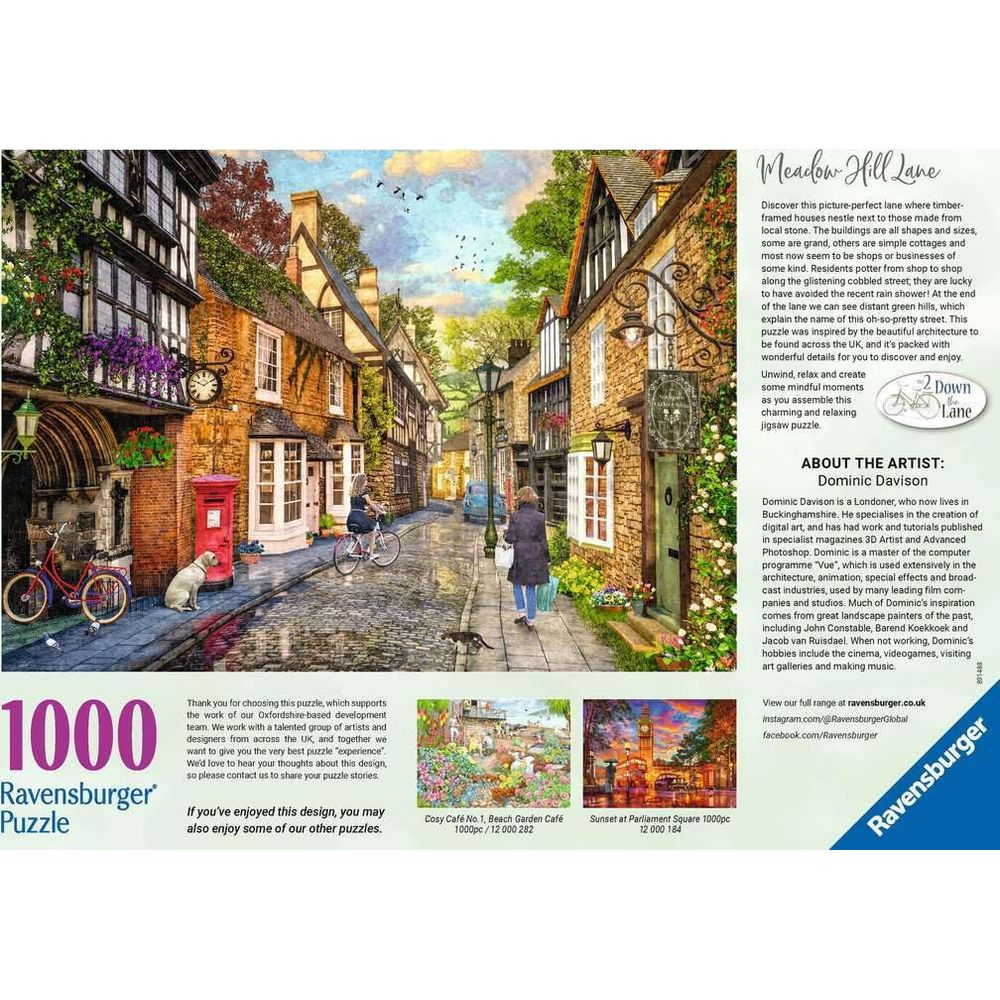 Une rue pavée bordée de maisons à colombages, d'une boîte aux lettres rouge et de cyclistes.