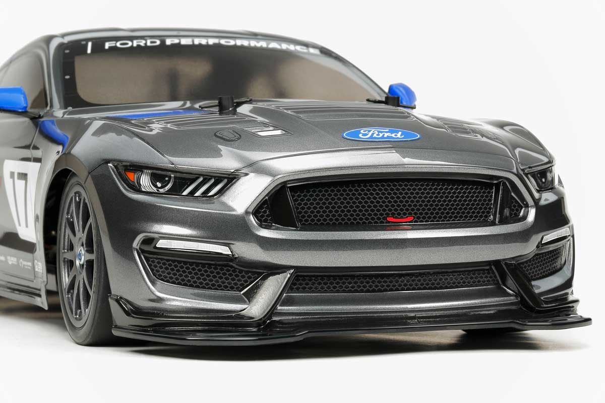 Grauer Ford Mustang Rennwagen mit blauen Spiegelkappen und Nummer 17.